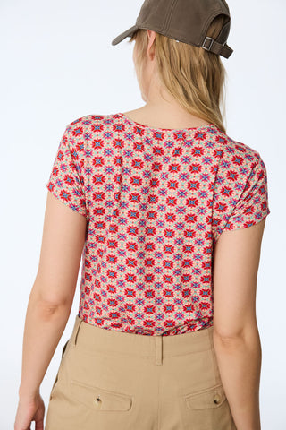 Print-Shirt aus LENZING™ ECOVERO™ Viskose mit geometrischem Muster