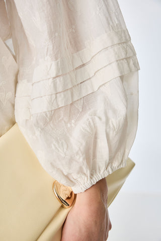 Baumwoll-Bluse mit Allover-Stickerei und Trompetenärmeln